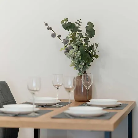 Апартаменти Spacious With Functional Interiors Parking & Balcony By Renters Познань