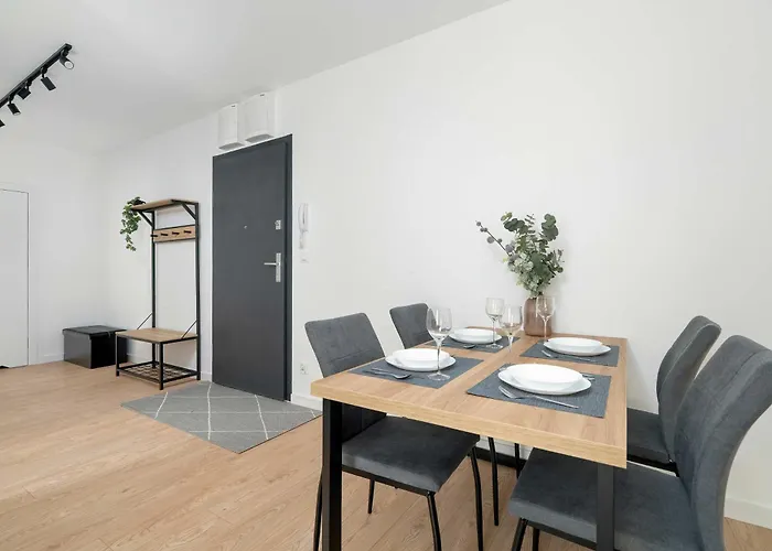 Spacious With Functional Interiors Parking & Balcony By Renters شقة *