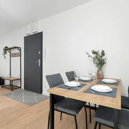 Spacious With Functional Interiors Parking & Balcony By Renters Apartmán *